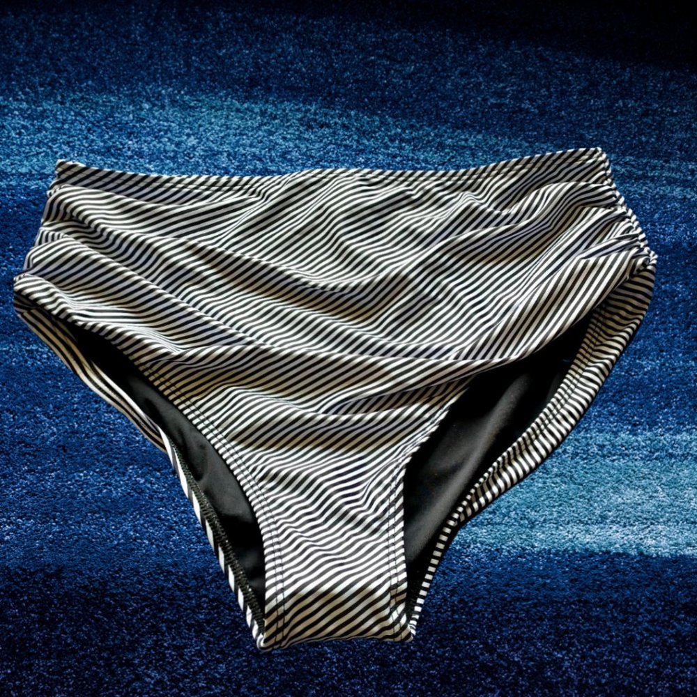 BLACK AND WHITE STRIPE BIKINI BOTTOM SIZE L